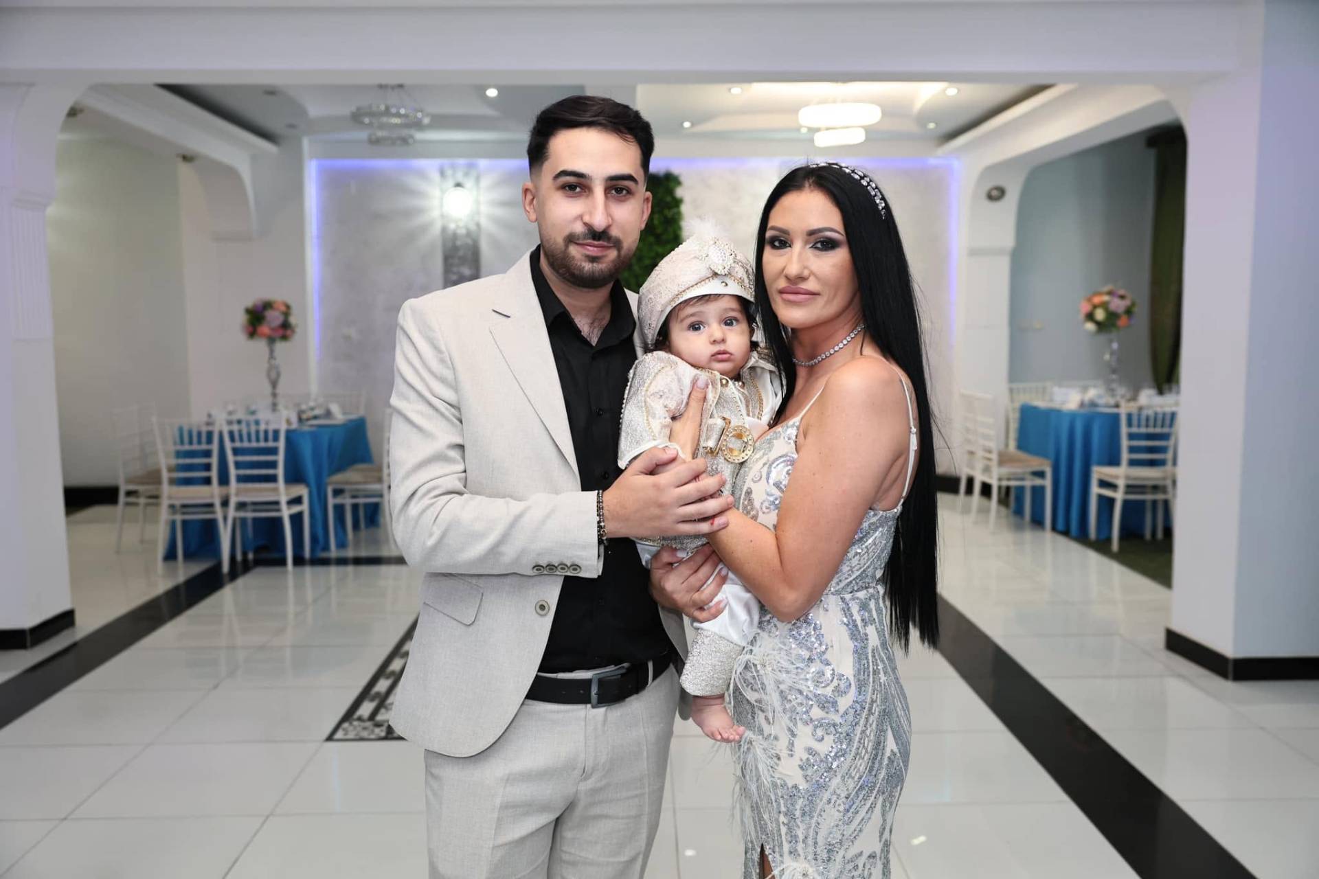Familie cu bebelușul botezat în sala de evenimente