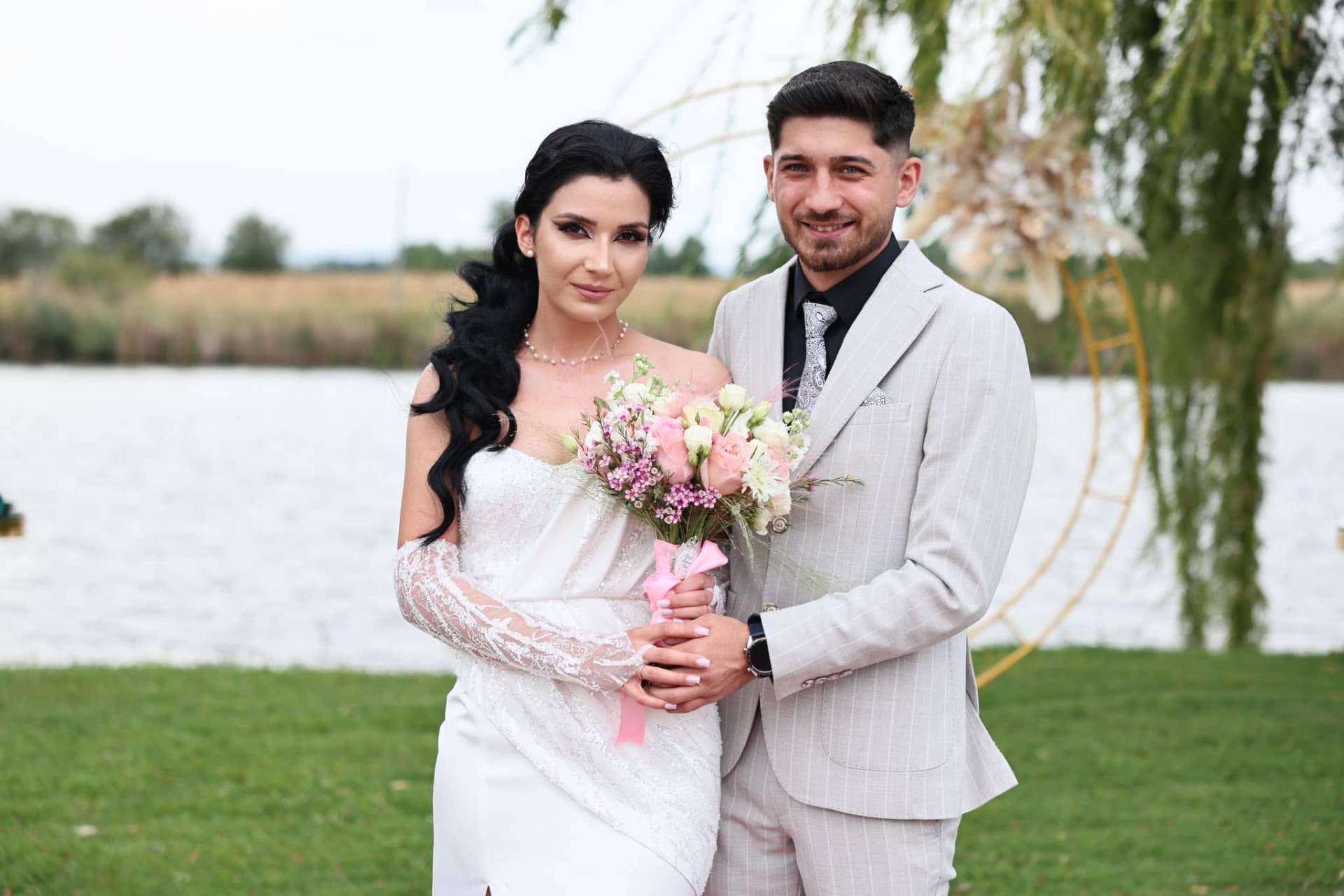 Miri cu buchet pastel la cununia civilă lângă lac