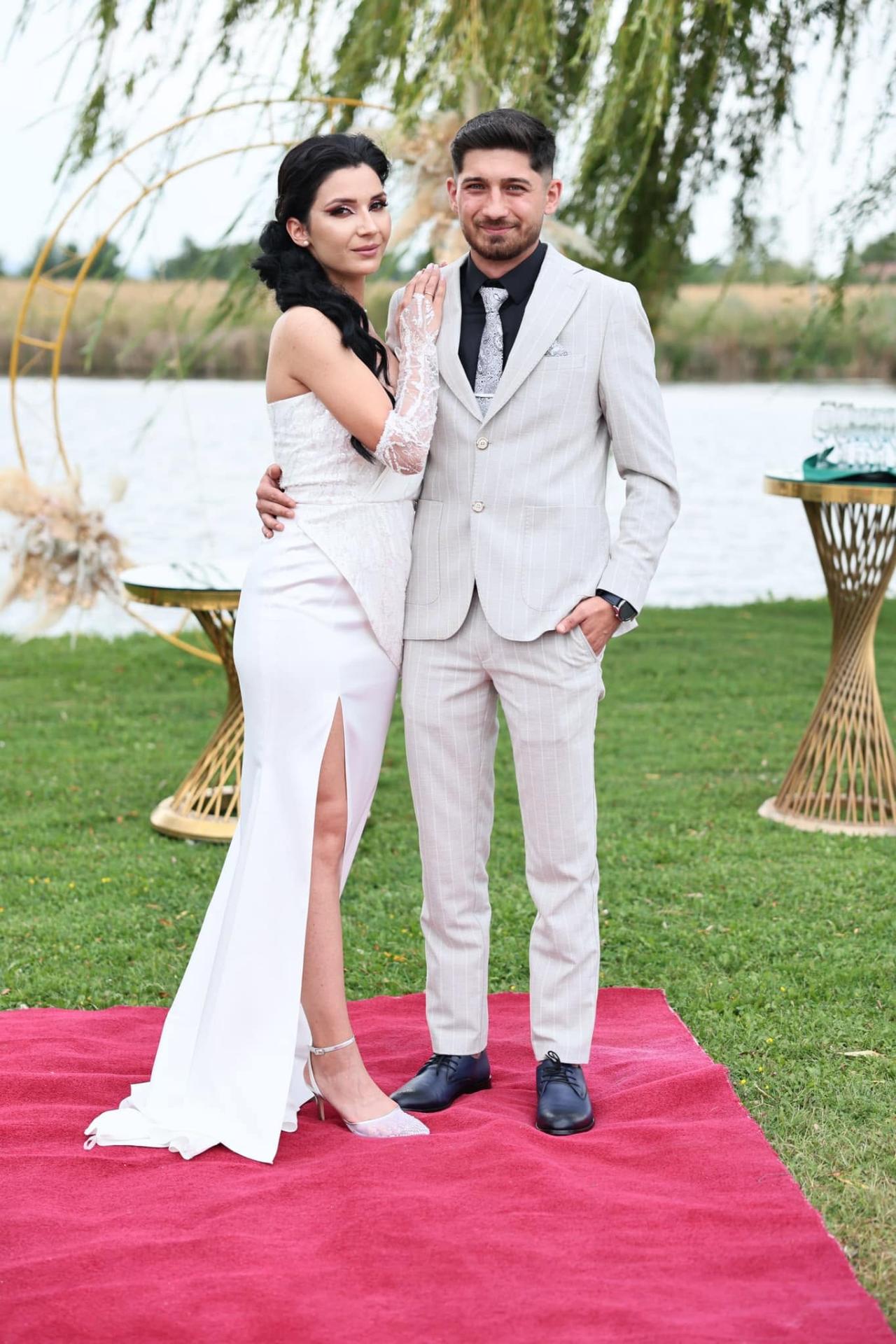 Portret elegant al mirilor pe covorul roșu lângă lac