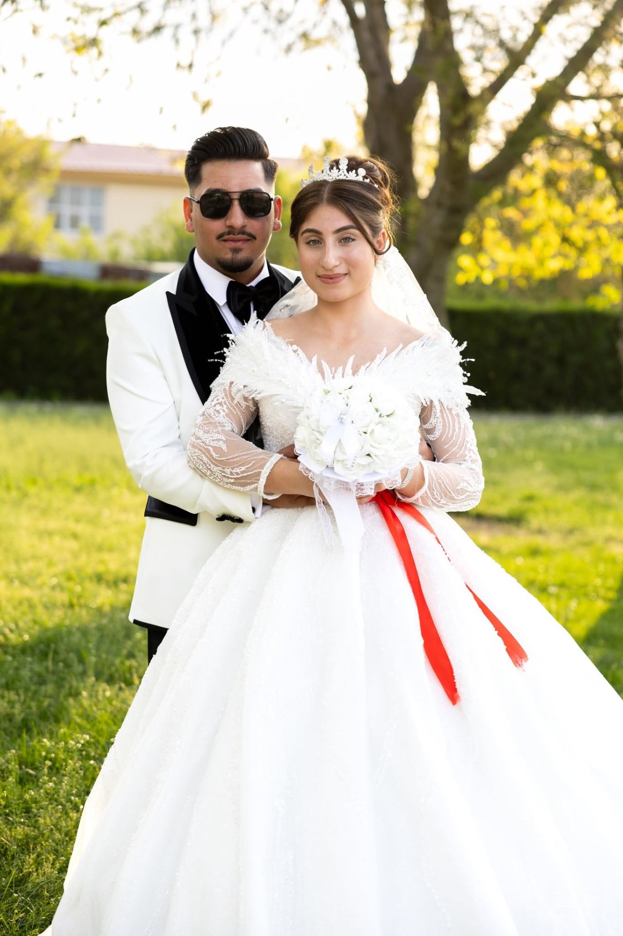 Miri îmbrățișați cu buchet alb și coroană
