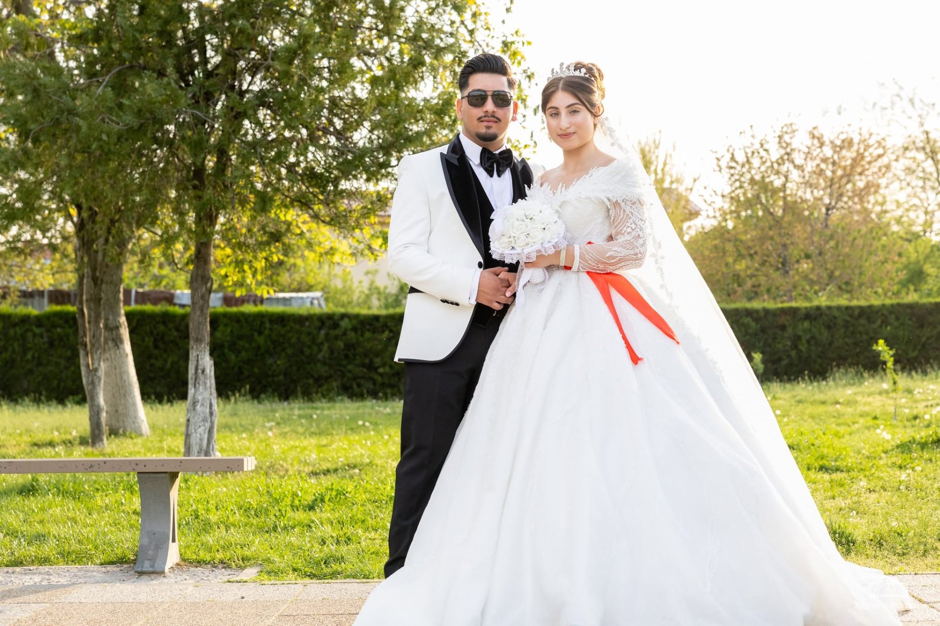 Miri în parc la apus — portret elegant
